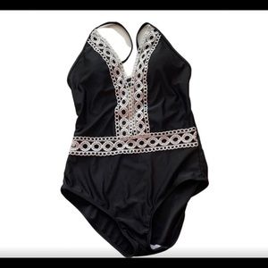 🌸 Black and white one piece swim | size Medium
